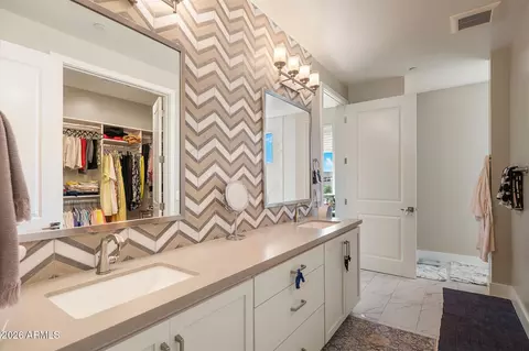 Bath - 5250 E Deer Valley Dr #360, Phoenix, AZ 85054 photo 2 of 4