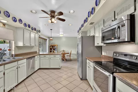 Kitchen - 7040 N 11th Ave, Phoenix, AZ 85021 photo 1 of 2