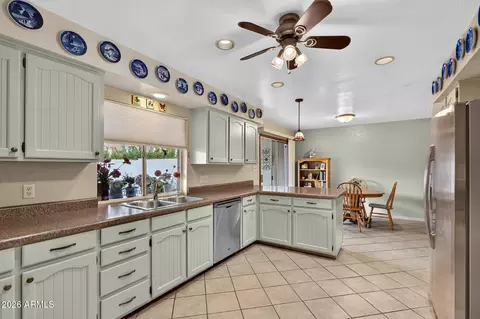Kitchen - 7040 N 11th Ave, Phoenix, AZ 85021 photo 2 of 2