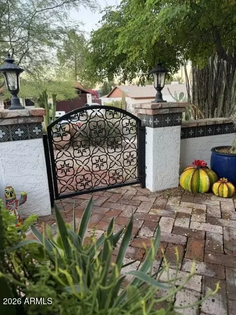 Exterior - 2309 E Cortez St, Phoenix, AZ 85028 photo 15 of 17
