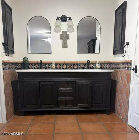 Bath - 2309 E Cortez St, Phoenix, AZ 85028 photo 4 of 6