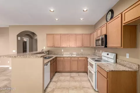 Kitchen - 560 E Rainbow Dr, Chandler, AZ 85249 photo 2 of 5