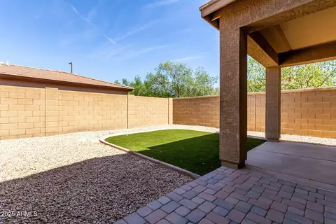 Exterior - 560 E Rainbow Dr, Chandler, AZ 85249 photo 7 of 8