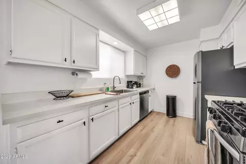 Kitchen - 1111 E Turney Ave #3, Phoenix, AZ 85014 photo 3 of 4