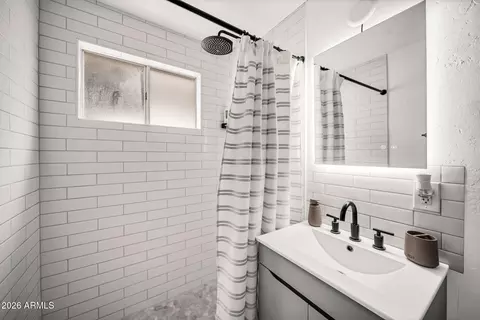 Bath - 1111 E Turney Ave #3, Phoenix, AZ 85014 photo 1 of 2