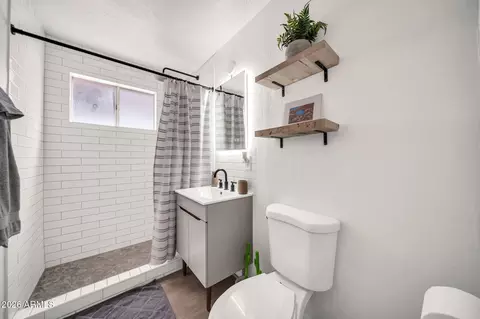 Bath - 1111 E Turney Ave #3, Phoenix, AZ 85014 photo 2 of 2