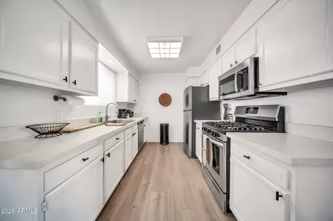 Kitchen - 1111 E Turney Ave #3, Phoenix, AZ 85014 photo 2 of 4