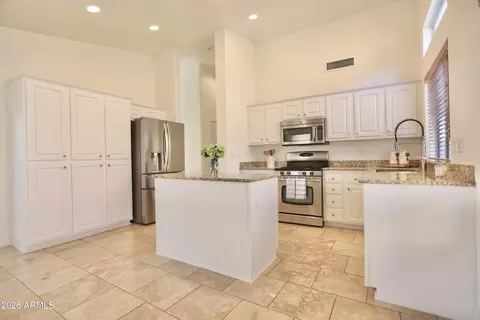 Kitchen - 3337 E Beardsley Rd, Phoenix, AZ 85050 photo 1 of 3