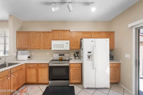 Kitchen - 862 S Colonial Dr, Gilbert, AZ 85296 photo 2 of 4