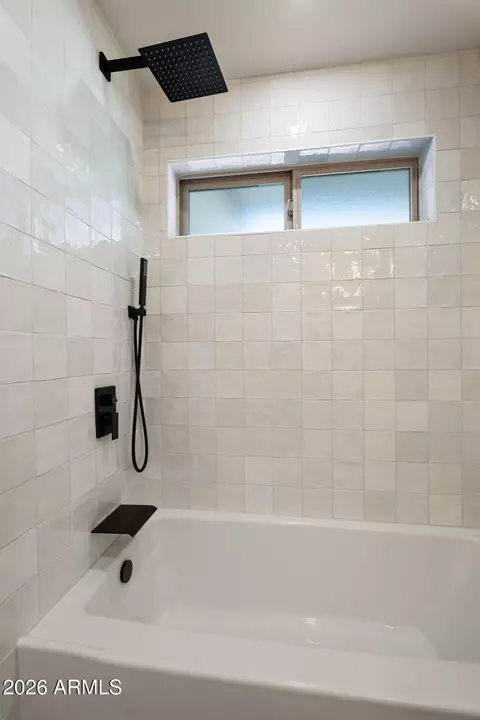 Bath - 4150 E Cannon Dr, Phoenix, AZ 85028 photo 2 of 5