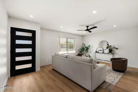 Living - 4150 E Cannon Dr, Phoenix, AZ 85028 photo 1 of 2