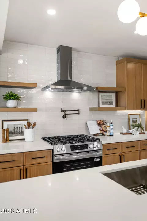 Kitchen - 4150 E Cannon Dr, Phoenix, AZ 85028 photo 9 of 11