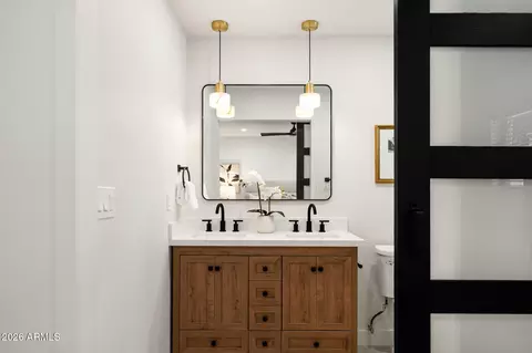Bath - 4150 E Cannon Dr, Phoenix, AZ 85028 photo 3 of 5