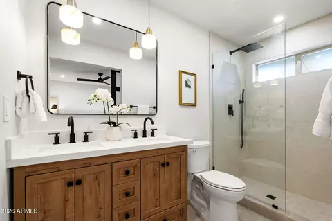 Bath - 4150 E Cannon Dr, Phoenix, AZ 85028 photo 4 of 5