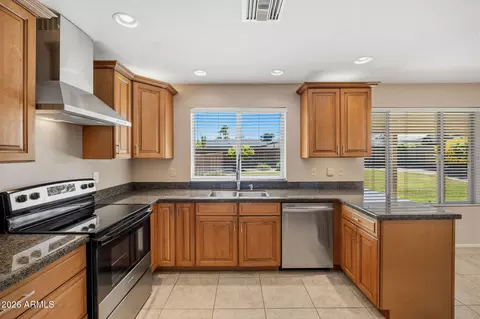 Kitchen - 2543 E Mercer Ln, Phoenix, AZ 85028 photo 4 of 5