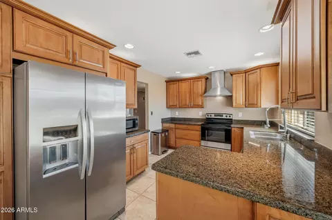 Kitchen - 2543 E Mercer Ln, Phoenix, AZ 85028 photo 2 of 5