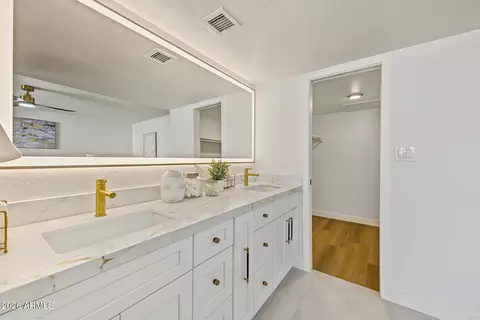 Bath - 2324 E Cortez St, Phoenix, AZ 85028 photo 1 of 5