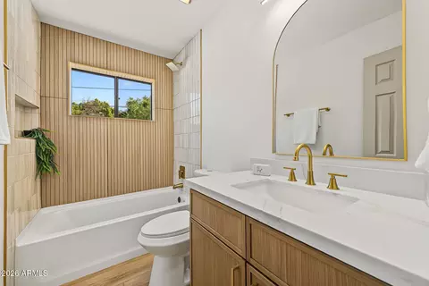Bath - 1330 E Catalina Dr, Phoenix, AZ 85014 photo 3 of 3