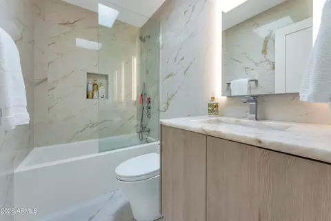 Bath - 4627 E Sanna St, Phoenix, AZ 85028 photo 4 of 6