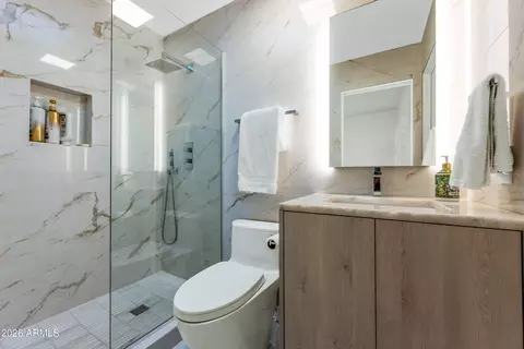 Bath - 4627 E Sanna St, Phoenix, AZ 85028 photo 5 of 6