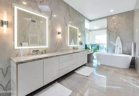 Bath - 4627 E Sanna St, Phoenix, AZ 85028 photo 2 of 6