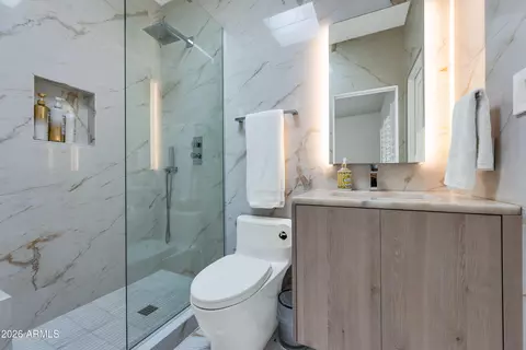 Bath - 4627 E Sanna St, Phoenix, AZ 85028 photo 6 of 6