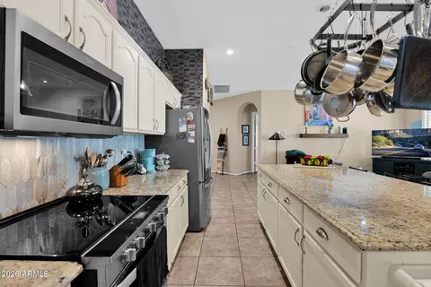 Kitchen - 3102 W Eagle Claw Dr, Phoenix, AZ 85086 photo 4 of 7