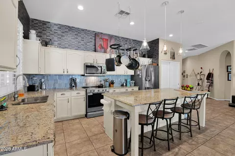 Kitchen - 3102 W Eagle Claw Dr, Phoenix, AZ 85086 photo 3 of 7