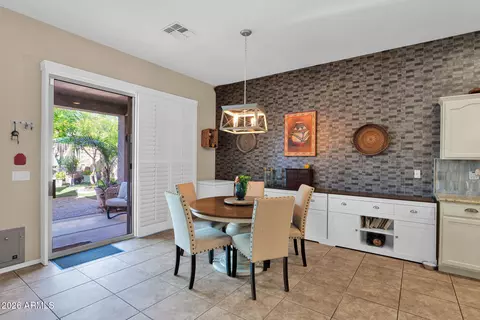 Dining - 3102 W Eagle Claw Dr, Phoenix, AZ 85086 photo 1 of 1