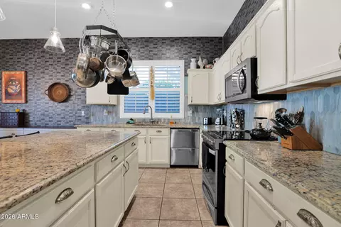 Kitchen - 3102 W Eagle Claw Dr, Phoenix, AZ 85086 photo 7 of 7