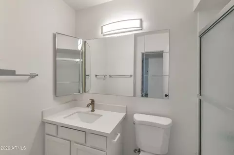 Bath - 749 E Montebello Ave #229, Phoenix, AZ 85014 photo 1 of 2