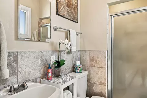Bath - 4002 N 32nd Pl, Phoenix, AZ 85018 photo 2 of 2