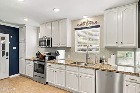 Kitchen - 4002 N 32nd Pl, Phoenix, AZ 85018 photo 1 of 2