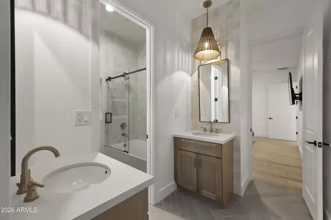 Bath - 4202 N 33rd St, Phoenix, AZ 85018 photo 4 of 6