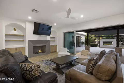 Living - 4202 N 33rd St, Phoenix, AZ 85018 photo 1 of 1