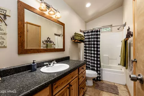 Bath - 7835 E Knighthood Ln, Williams, AZ 86046 photo 1 of 2