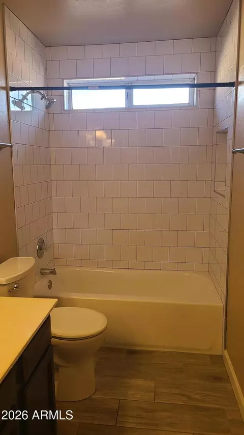 Bath - 1002 E Hearne Way, Gilbert, AZ 85234 photo 5 of 7