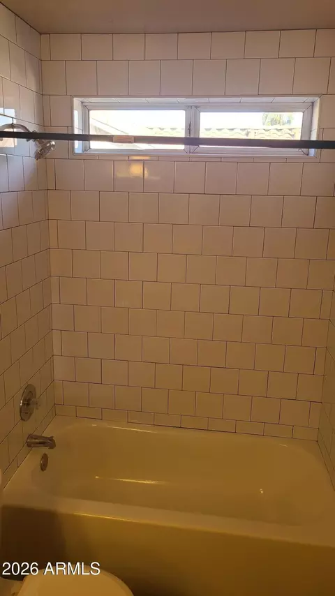 Bath - 1002 E Hearne Way, Gilbert, AZ 85234 photo 6 of 7