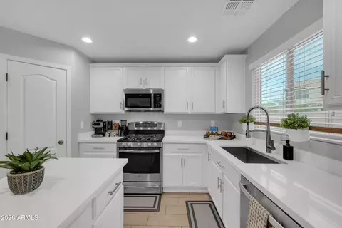 Kitchen - 7965 S Abbey Ln, Gilbert, AZ 85298 photo 2 of 3