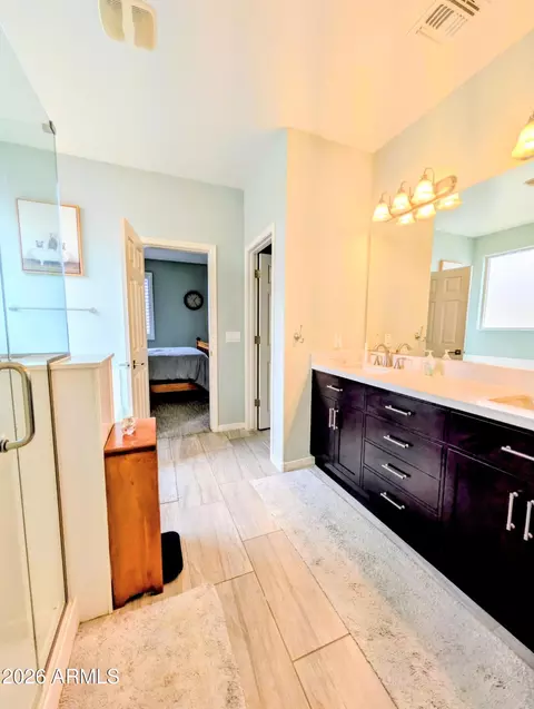 Bath - 3710 E Branham Ln, Phoenix, AZ 85042 photo 2 of 5