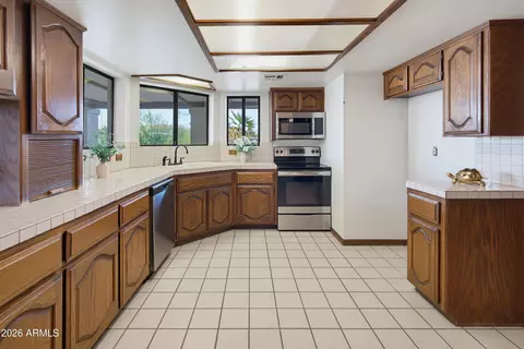 Kitchen - 1302 E Maddock Rd, Phoenix, AZ 85086 photo 3 of 4