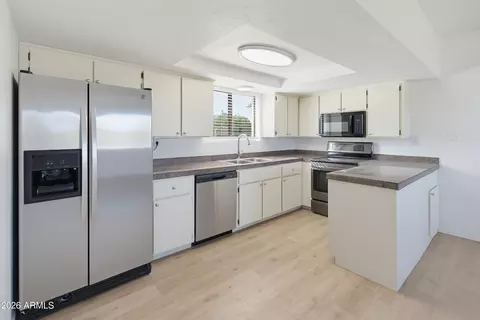 Kitchen - 1302 E Maddock Rd, Phoenix, AZ 85086 photo 4 of 4
