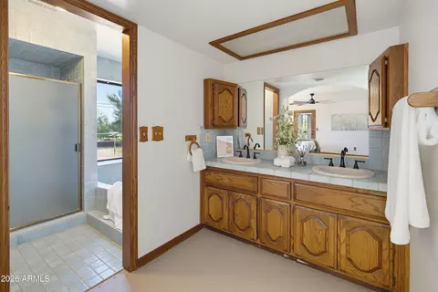 Bath - 1302 E Maddock Rd, Phoenix, AZ 85086 photo 3 of 5