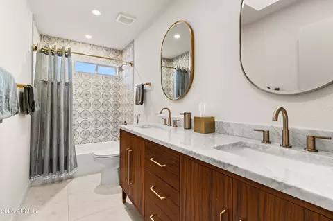 Bath - 3315 E Malapai Dr, Phoenix, AZ 85028 photo 4 of 4