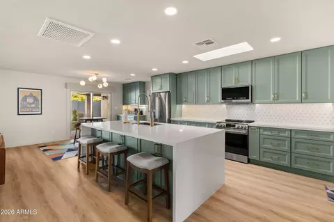 Kitchen - 3315 E Malapai Dr, Phoenix, AZ 85028 photo 2 of 4