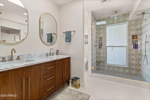 Bath - 3315 E Malapai Dr, Phoenix, AZ 85028 photo 2 of 4