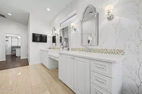 Bath - 2229 E Belmont Ave, Phoenix, AZ 85020 photo 3 of 7