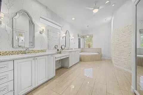 Bath - 2229 E Belmont Ave, Phoenix, AZ 85020 photo 2 of 7