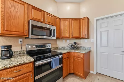 Kitchen - 3131 E Legacy Dr #1032, Phoenix, AZ 85042 photo 4 of 5