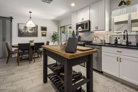 Kitchen - 2301 E Whitton Ave, Phoenix, AZ 85016 photo 4 of 5